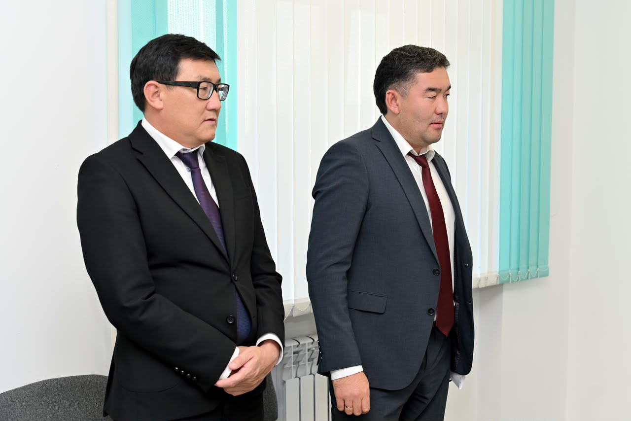 Костюм киген екі ер адам.