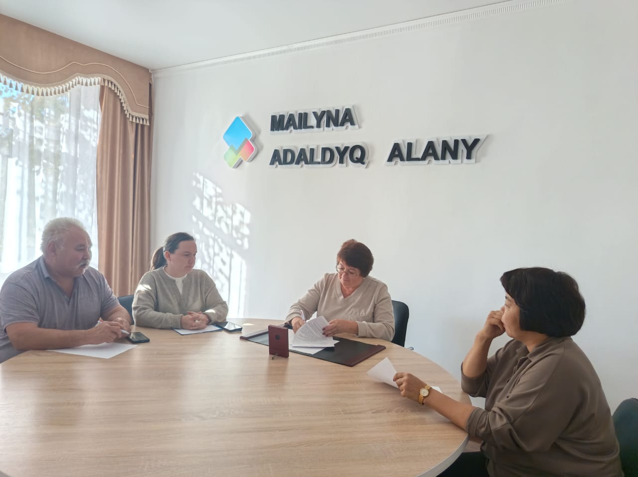 On September 29, 2026, Ethics Commissioner E. B. Venglovskaya held a round-table meeting at the "Adaldyk Alany" project office of the Beimbet Mailin District. The event focused on explaining the Law of the Republic of Kazakhstan "On Combating Corruption" and was attended by specialists from the State Institution "Territorial Inspection of the Beimbet Mailin District, Committee for Veterinary Control and Supervision, Ministry of Agriculture of the Republic of Kazakhstan."