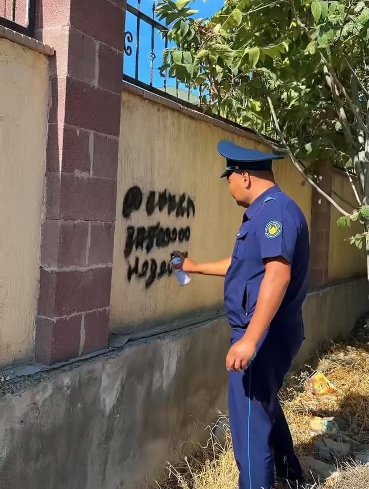 Полиция қызметкерлері мен қоғамдық көмекшілер заңсыз граффитилердің таралуына жол бермеу, қоғамдық орындардың тазалығы мен көркін сақтау бағытында түсіндіру жұмыстарын да жүргізуде.