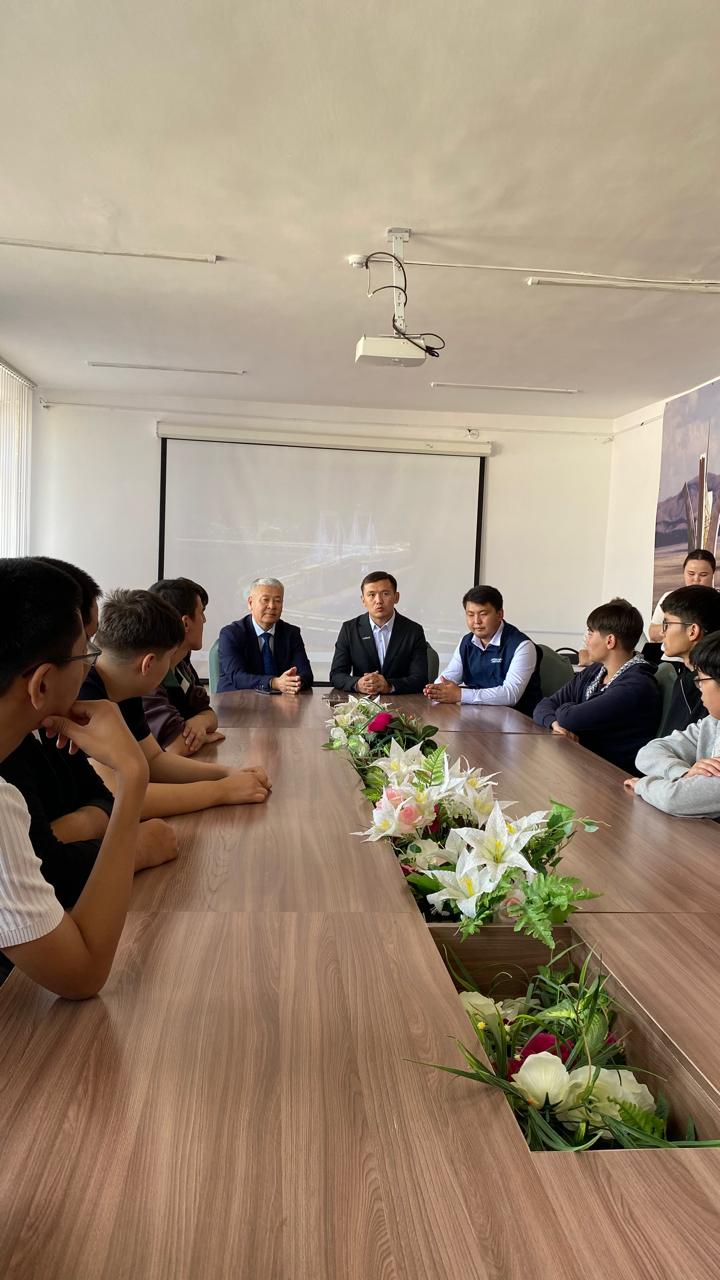 Посетил университет ЖезУ, где провел правовой час на тему «Защита основных прав и свобод человека»