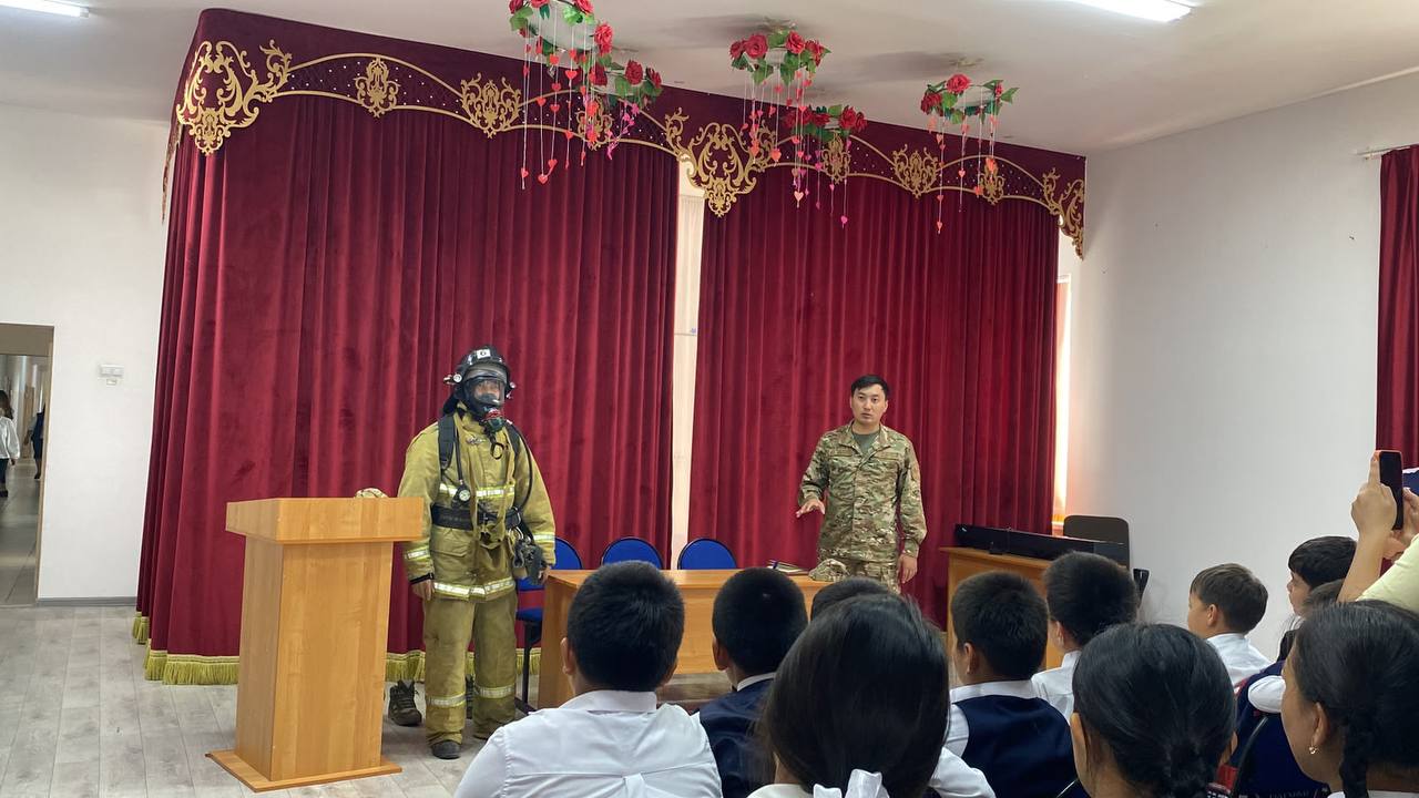 Мектепте оқушыларға өрт сөндіруші мен әскери қызметшінің кездесуі.