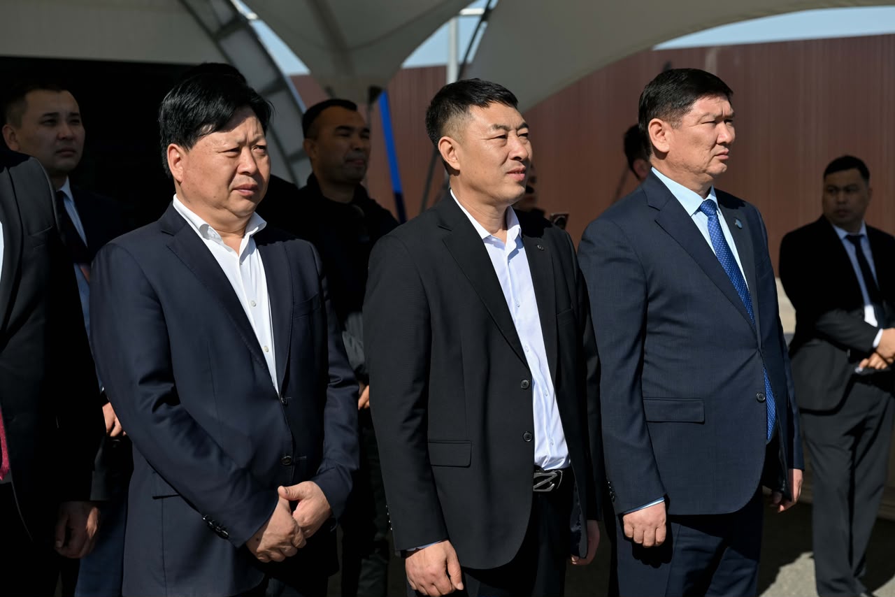 Костюм киген бір топ ер адамның сыртқы көрінісі.
