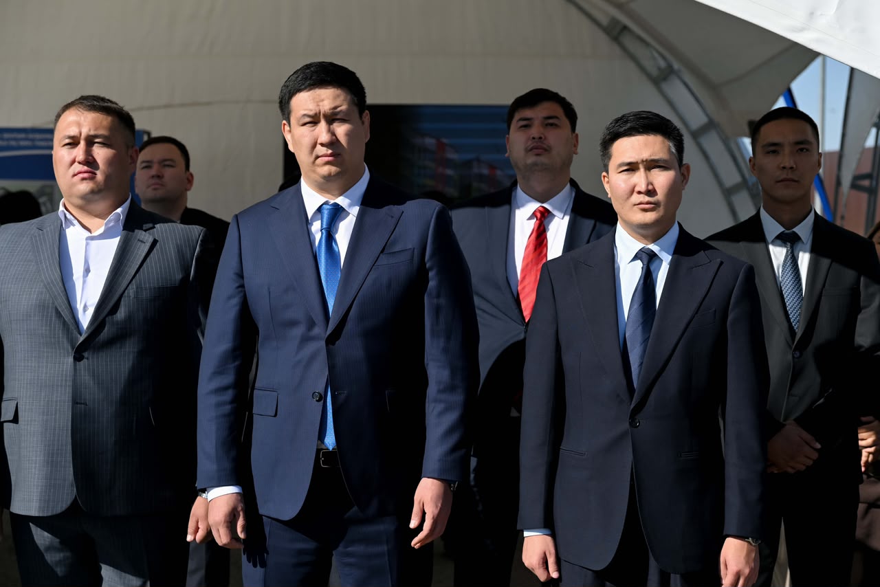 Костюм киген бір топ ер адамның ресми суреті.