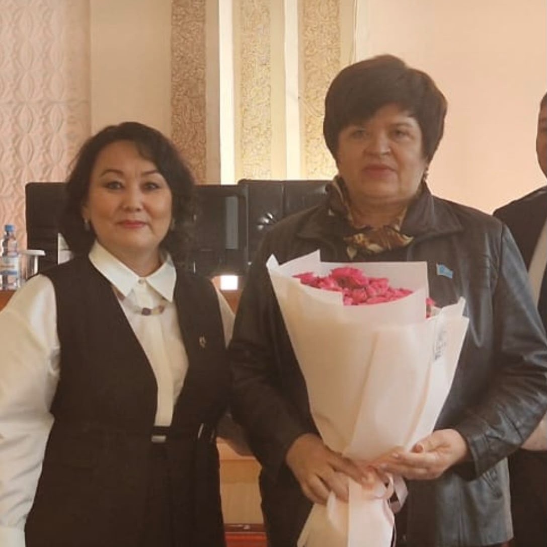 Алтай ауданы мәслихат аппаратының төрағасы Лариса Гречушниковаға «Шығыс Қазақстан облысының Құрметті азаматы» құрметті атағы берілді.