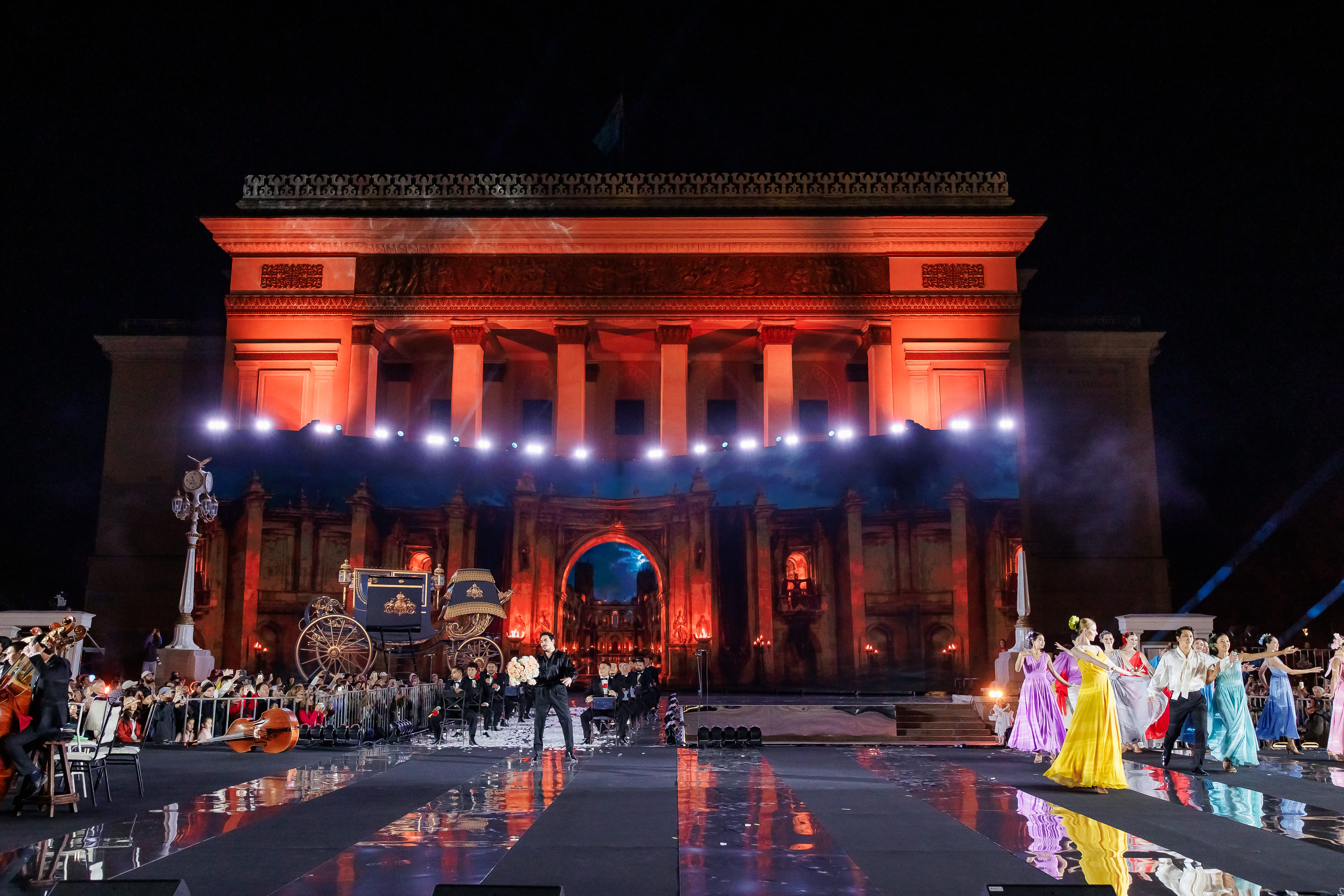 Гала-концерт «МҰРА» театра имени Абая собрал тысячи зрителей в Алматы