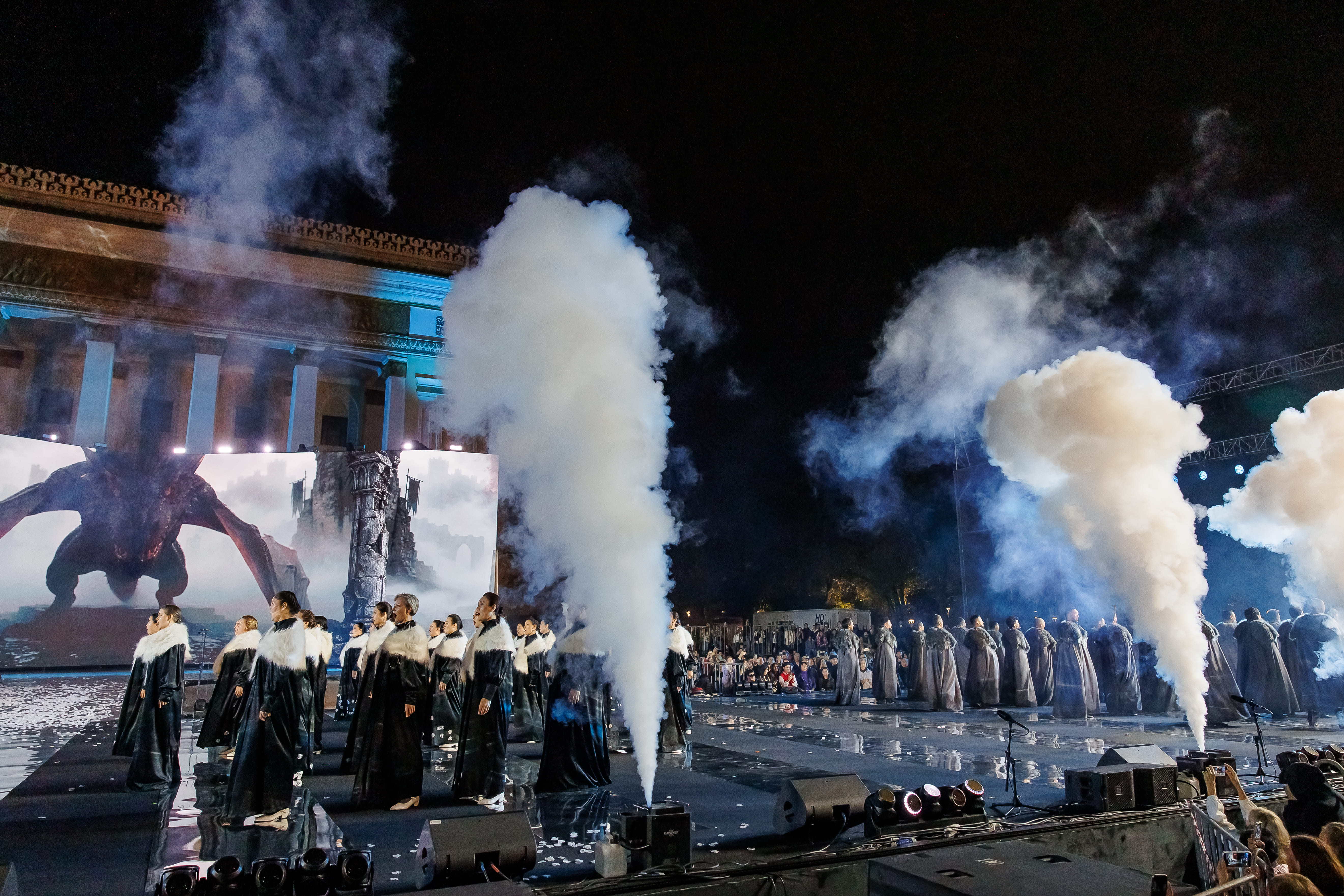 Гала-концерт «МҰРА» театра имени Абая собрал тысячи зрителей в Алматы