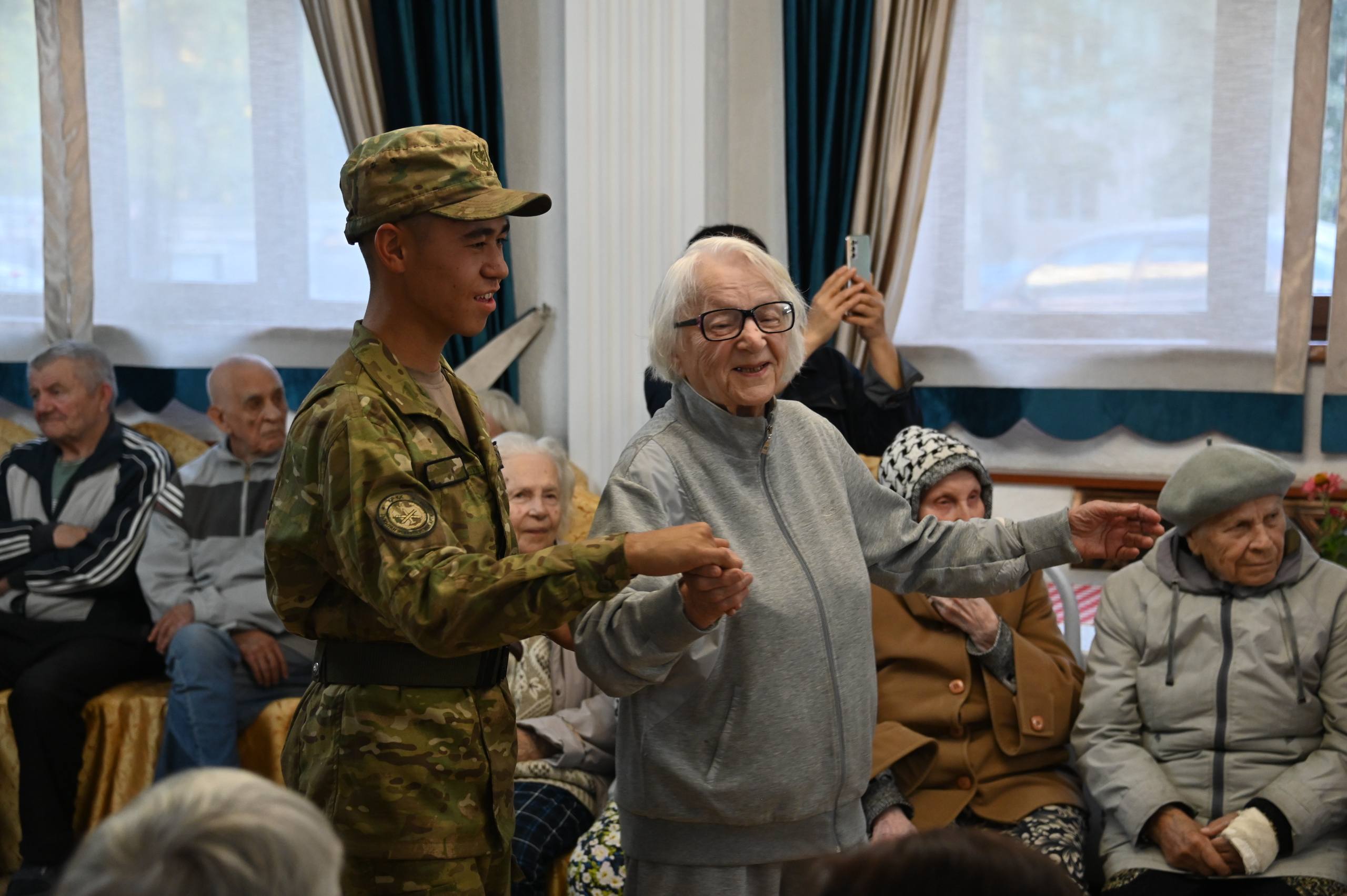Military personnel congratulated members of the older generation on the Day of Older Persons