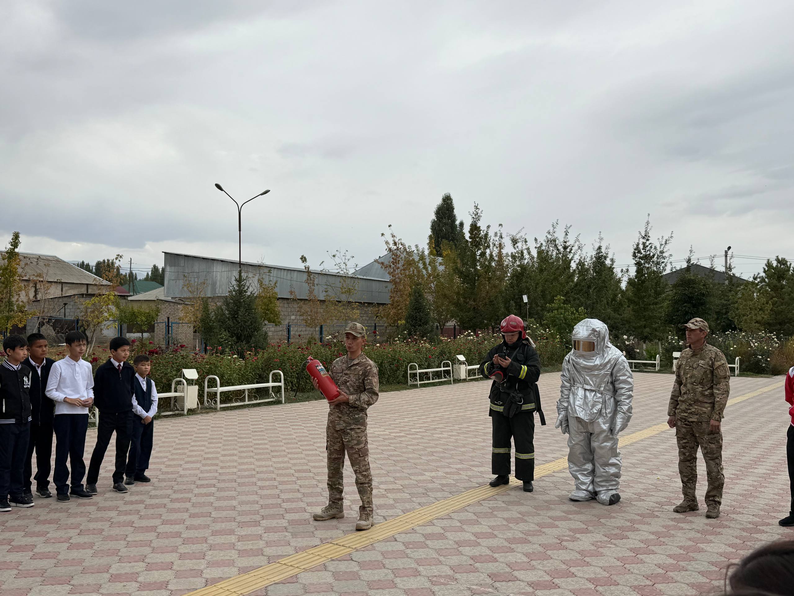 Өрт сөндірушілер мен әскерилердің мектеп оқушыларына өрт қауіпсілігі бойынша сабақ өткізуі.