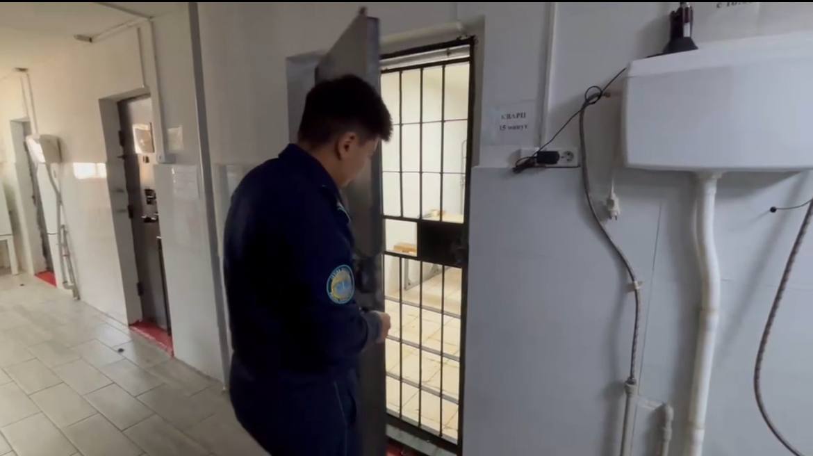 В Аксуском районе сотрудники полиции раскрыли кражу зарегистрированного охотничьего оружия.