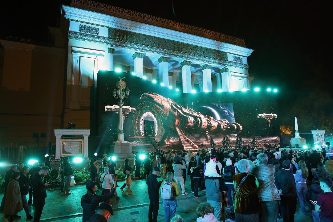 «МҰРА»: Абай атындағы театрдың ауқымды Open-Air концерті мыңдаған көрермен жинады