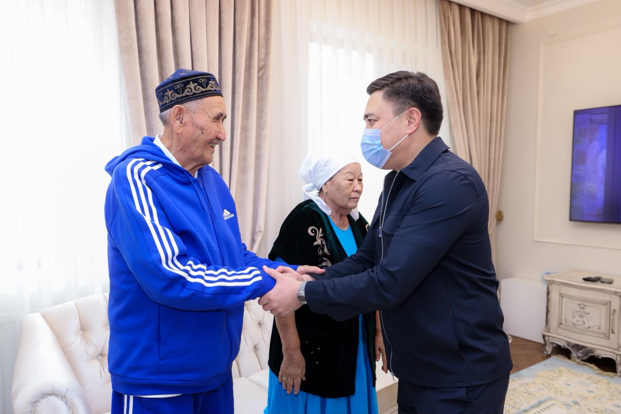 ШЫМКЕНТТЕ АҒА БУЫН ӨКІЛДЕРІНЕ ҚҰРМЕТ КӨРСЕТІЛДІ