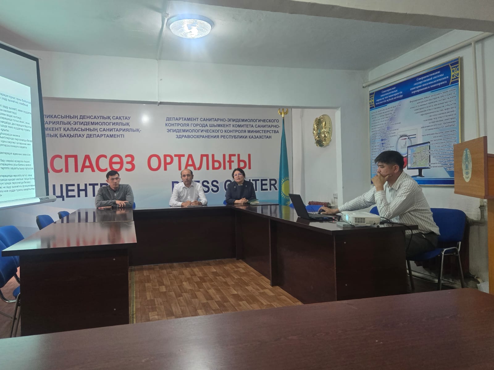 В ходе семинара были рассмотрены вопросы предупреждения коррупции, соблюдения государственными служащими деловой этики и правил официального поведения