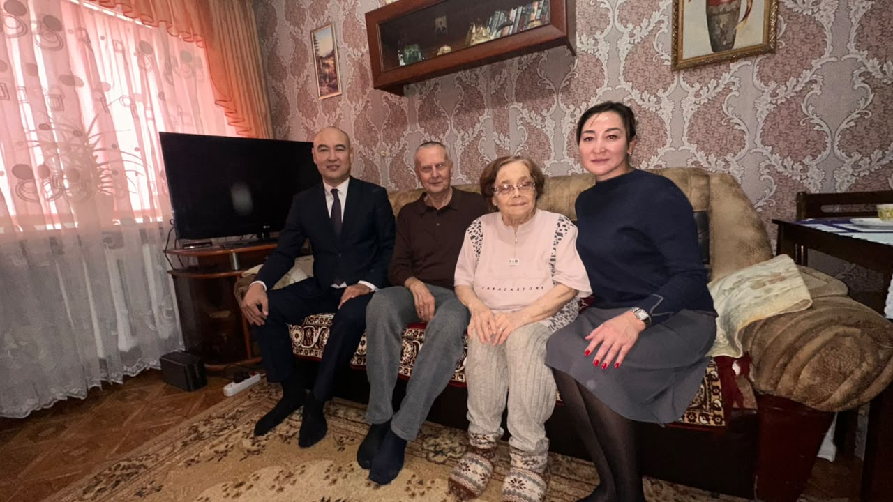 В преддверии Дня пожилых людей, сотрудники Департамента посетили своих ветеранов