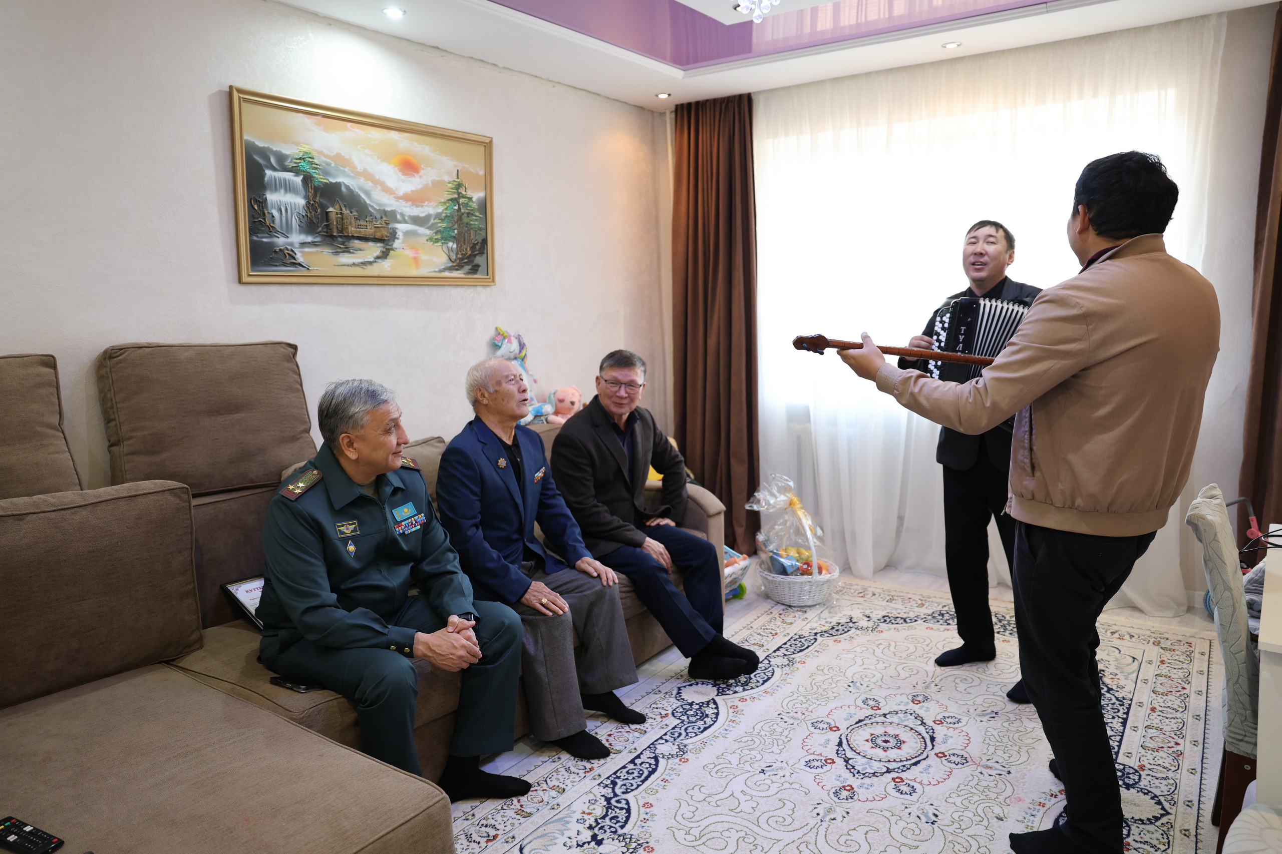 1 қазан – Қарттар күніне орай департамент  басшылығы азаматтық қорғау саласының ардагерлеріне және Орал қаласындағы қарттар үйінің тұрғындарына арнайы барып, мерекелік құттықтауын жеткізді.