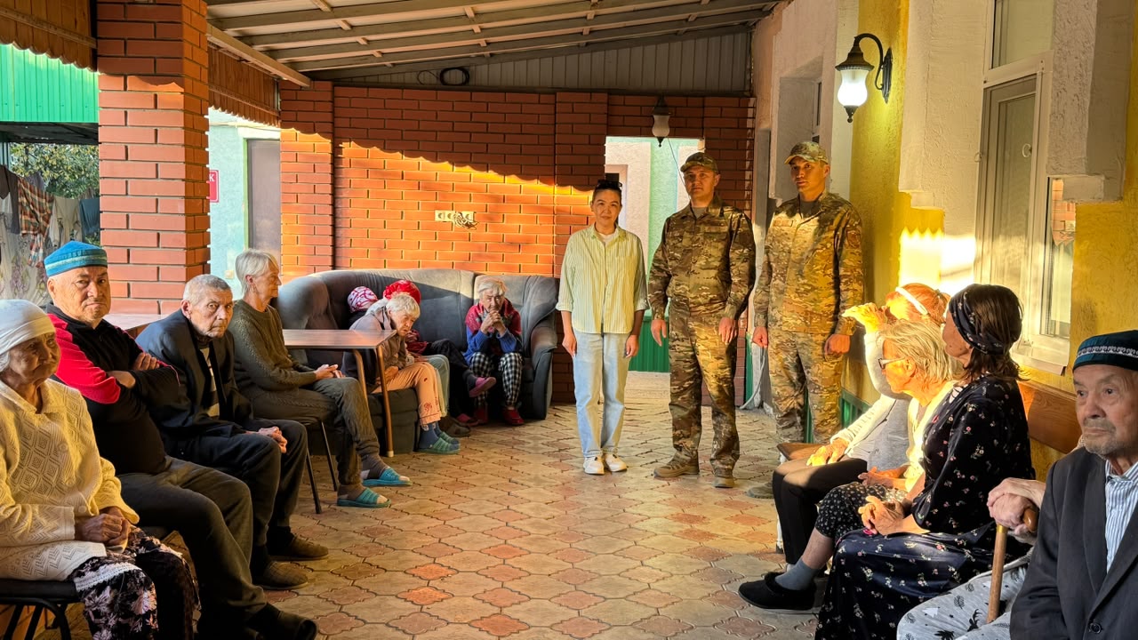1 қазан – Қарттар күніне орай департамент  басшылығы азаматтық қорғау саласының ардагерлеріне және Орал қаласындағы қарттар үйінің тұрғындарына арнайы барып, мерекелік құттықтауын жеткізді.