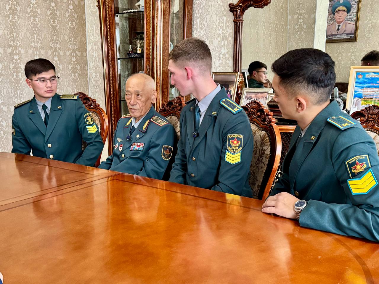In Almaty, cadets from the military institute congratulated the first general of the Kazakhstan Communications Troops