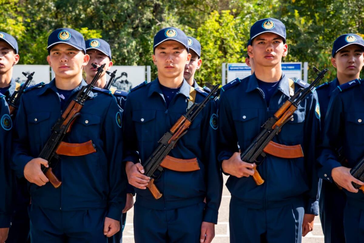Курсанттардың топтық суреті