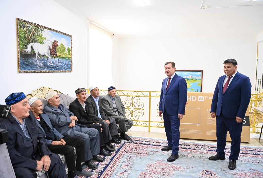 Пожилых людей поздравили с праздником