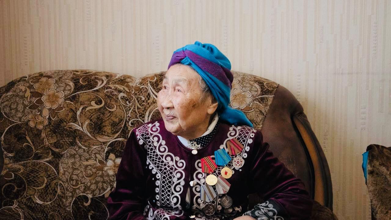 Министр труда поздравил труженицу тыла с международным днем пожилых людей