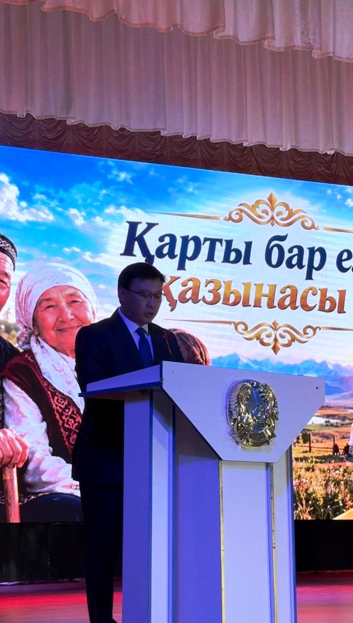 Аким района поздравил жителей старшего поколения с праздником