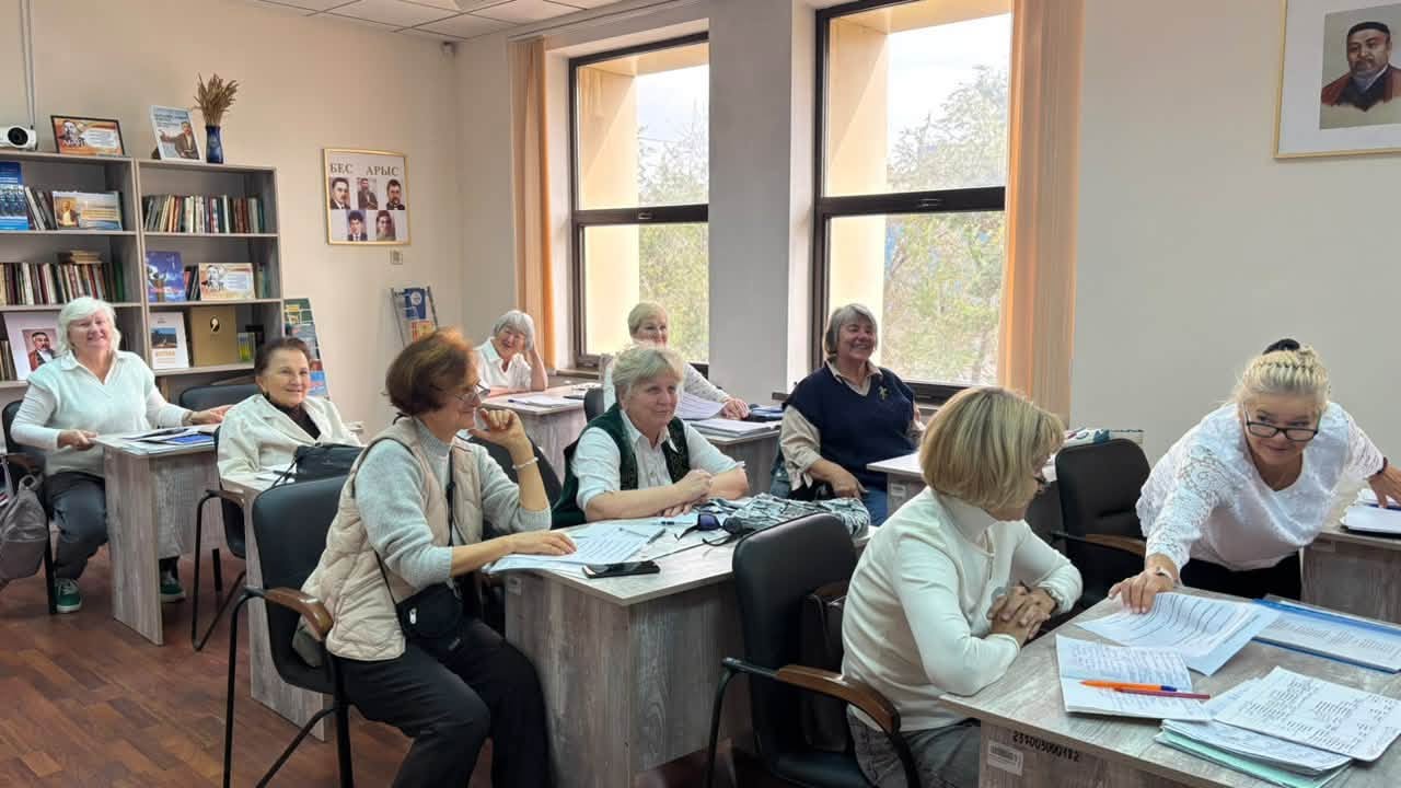 Сыныпта партада отырған әйелдер тобы.