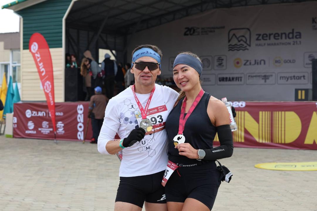 Улыбающиеся мужчина и женщина с медалями на шее после забега Zerenda Half Marathon.