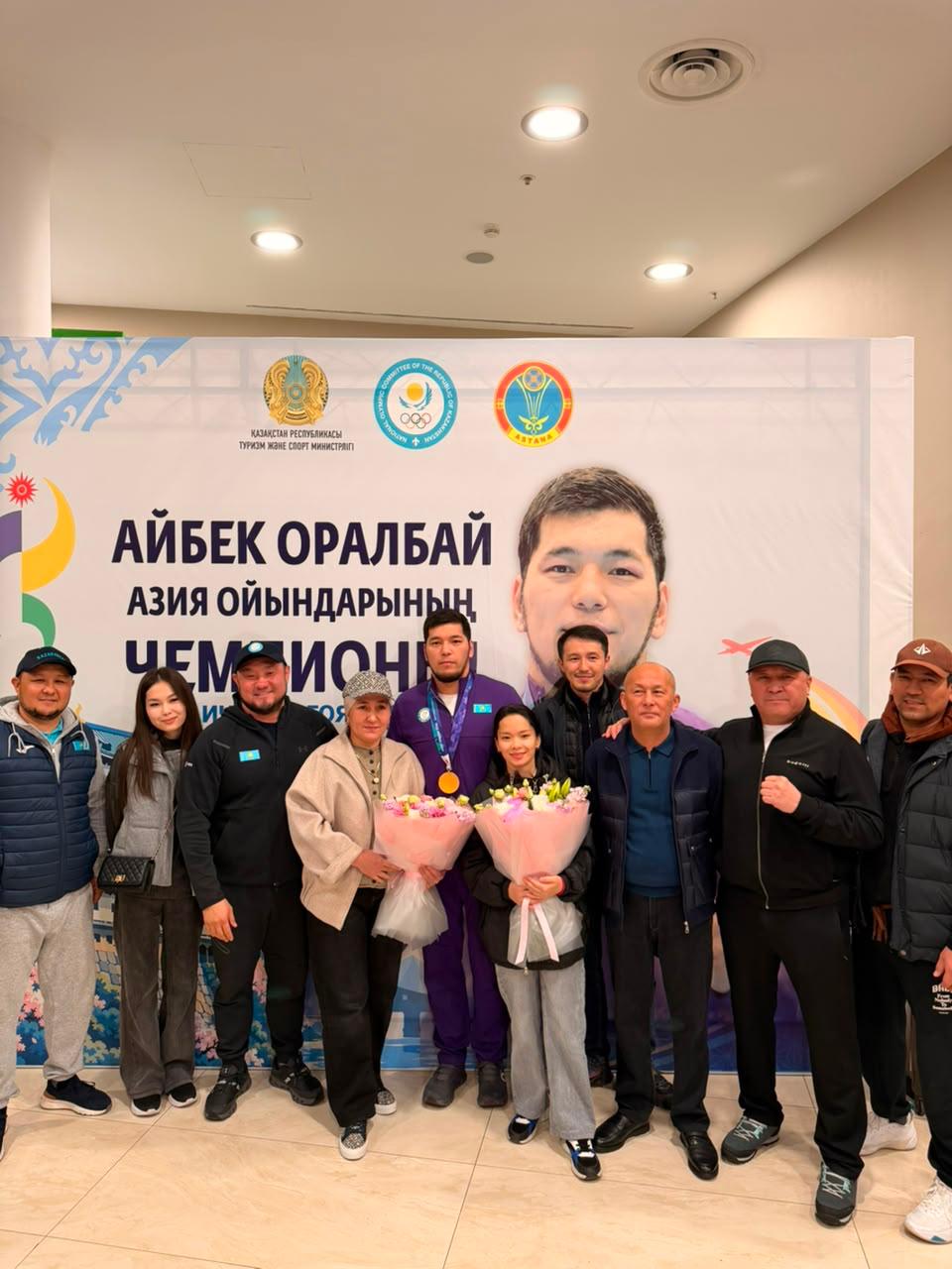 Азия ойындарының чемпионы Айбек Оралбайды Астанада жанкүйерлері ерекше құрметпен қарсы алды