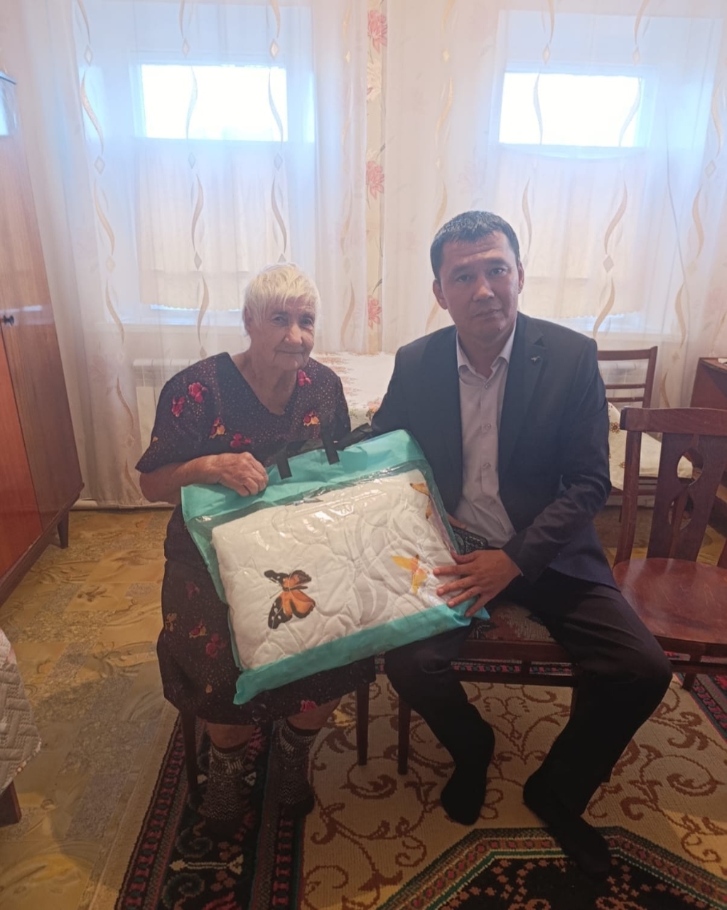 Қарттар күні мерекесіне орай Жайсаң ауылдық округінің әкімі Каржауов Ж.Т. және аудандық мәслихат депутаты Узакбаева Ж.К. округтің қарт тұрғындарын мерекемен құттықтады.