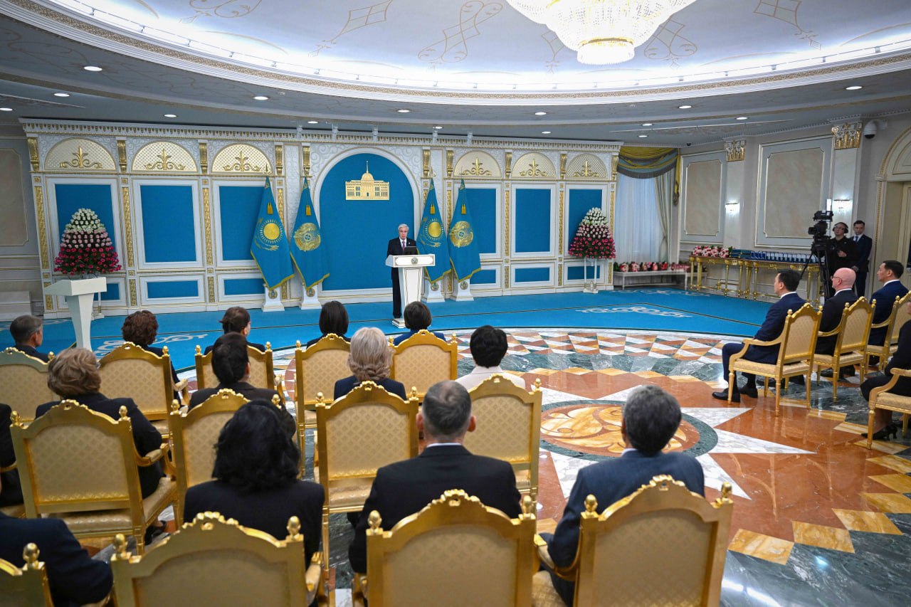 Мемлекет басшысы мұғалімдерді кәсіби мерекесімен құттықтады