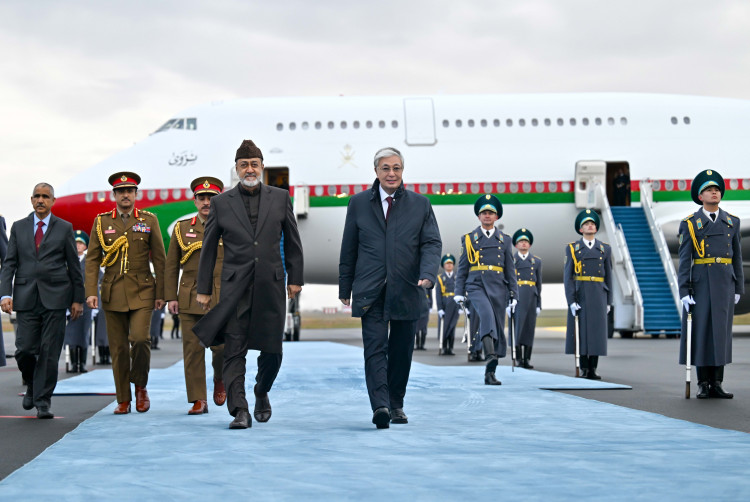 The Head of State Welcomed the Sultan of Oman at the Astana Airport