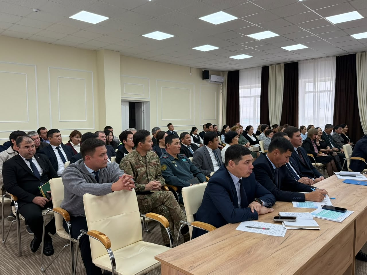 🔹 АУДАН ӘКІМІНІҢ ТӨРАҒАЛЫҒЫМЕН АППАРАТТЫҚ ЖИЫН ӨТТІ