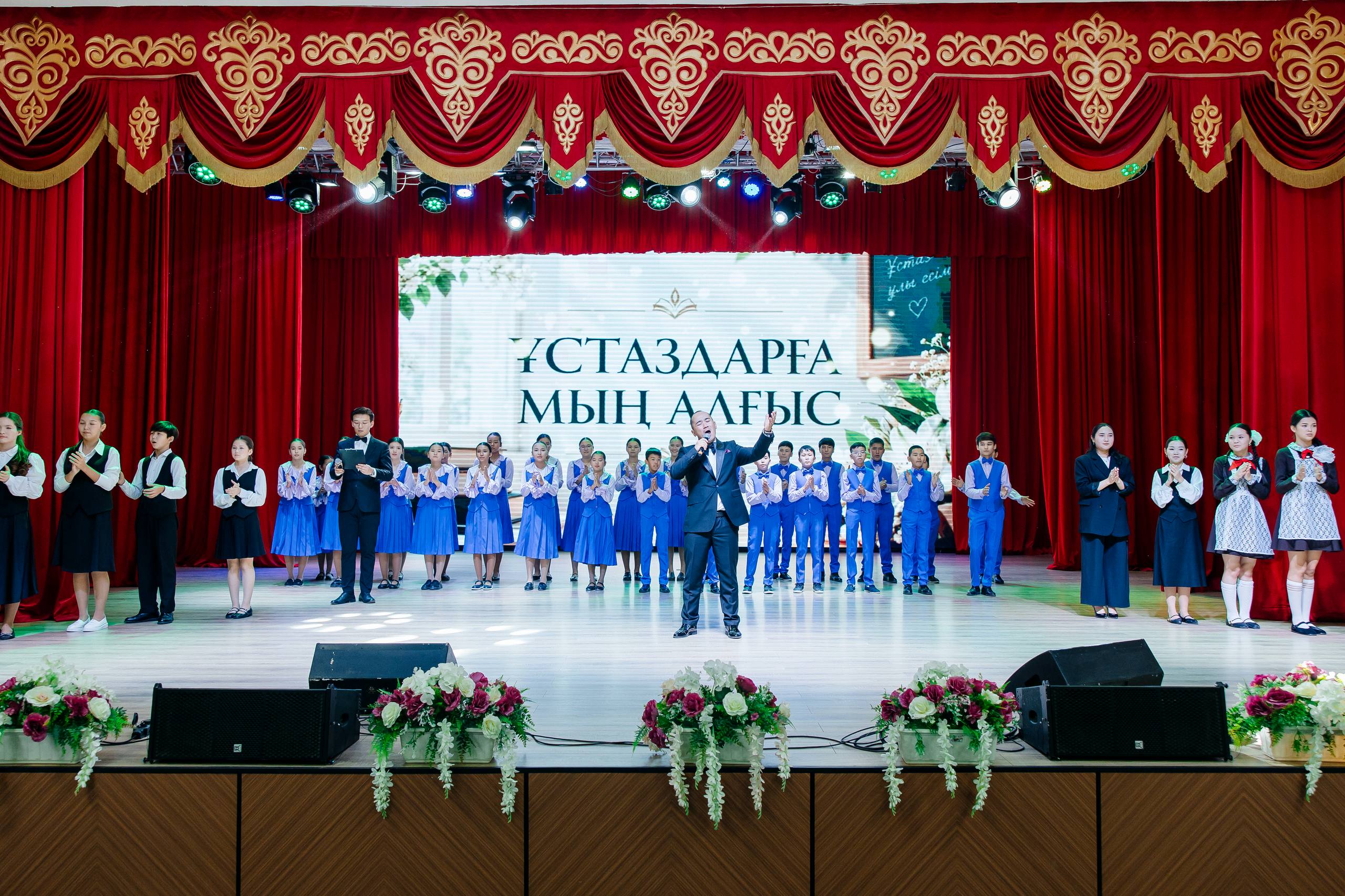 Болат Акчулаков поздравил педагогов Атырауской области с Днем учителя