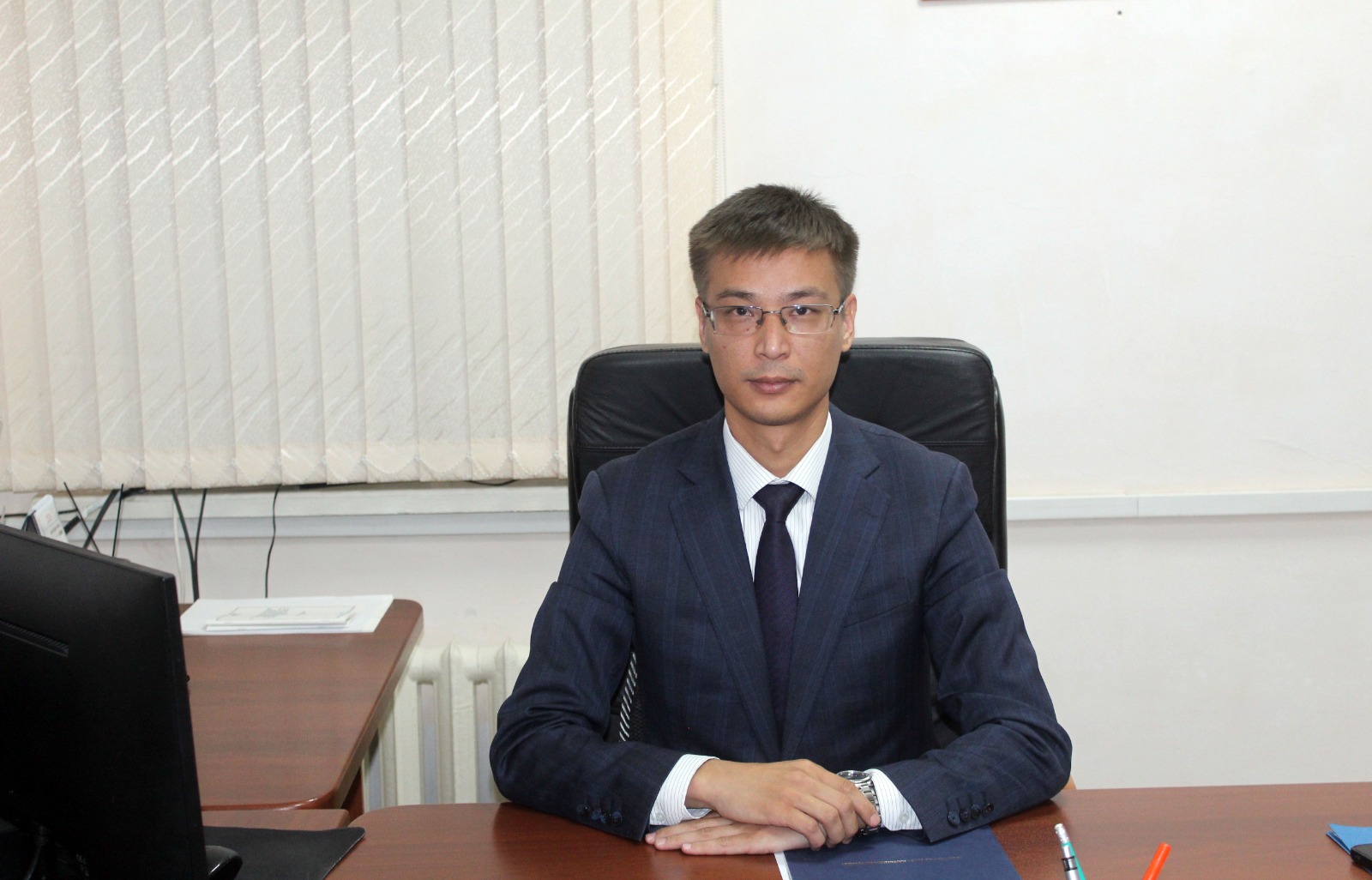 2016 жылы Абай атындағы қазақ ұлттық педагогикалық университетін «Тарих» мамандығы бойынша, 2019 жылы Тараз инновациялық-гуманитарлық университетін «Құқық» мамандығы бойынша тәмамдаған.