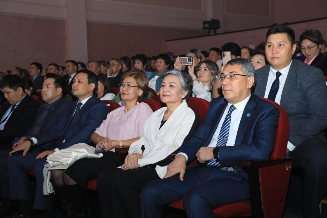 Конференция залында отырған тыңдаушылар тобы.