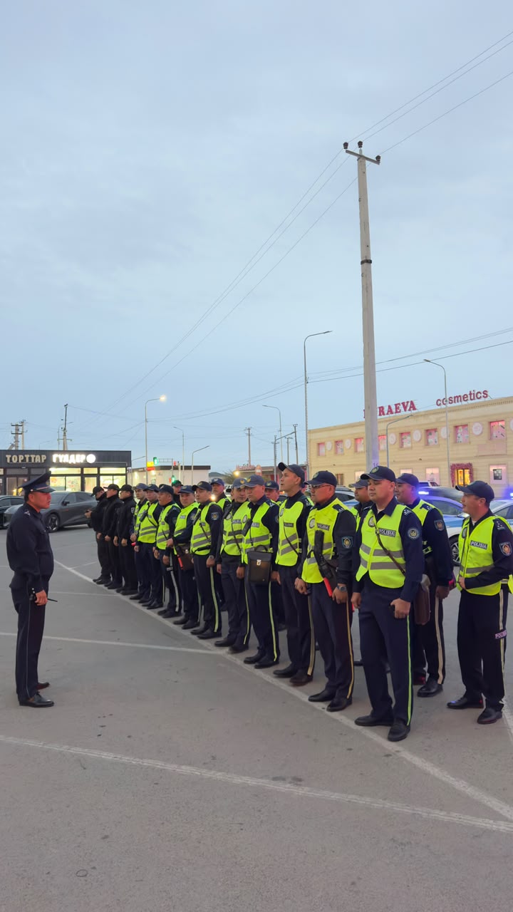 Сапқа тізілген полиция қызметкерлері.