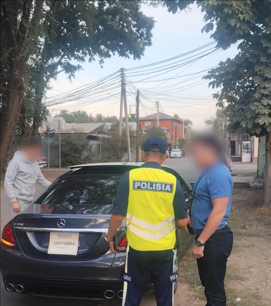 В Алматы продолжается акция «Таза қала», направленная на соблюдение экологических и санитарных норм на улицах города.  В рамках профилактической работы сотрудники строевых подразделений выявляют нарушения, допускаемые водителями транспортных средств. Речь идет в том числе о случаях, когда водители или пассажиры выбрасывают мусор из окон автомобилей, загрязняют проезжую часть и прилегающие территории, а также допускают другие нарушения установленных санитарных норм.  С начала года в Алматы пресечено свыше 32 тысяч таких правонарушений, нарушители привлечены к установленной законом ответственности.  Как отметил заместитель начальника Управления административной полиции ДП города Алматы Дархан Кылышбаев, подобные нарушения напрямую влияют на санитарное состояние города и требуют ответственного поведения со стороны каждого участника дорожного движения.  «Чистота города начинается с простых и понятных действий каждого человека. Выбросить мусор из окна автомобиля кажется кому-то мелочью, однако такие поступки непосредственно влияют на состояние городской среды. В рамках акции «Таза қала» наши сотрудники не только выявляют и пресекают подобные нарушения, но и проводят профилактическую работу с водителями и пассажирами», - отметил Дархан Кылышбаев.  В полиции подчеркивают, что акция носит не только контрольный, но и профилактический характер.   Основная задача - сформировать ответственное отношение жителей к городской среде и предупредить нарушения.  Чистый город начинается с ответственности каждого.