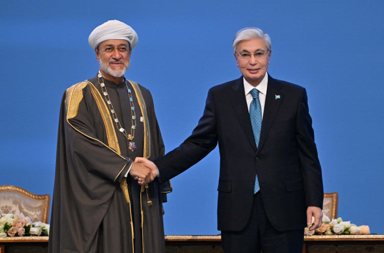Kassym-Jomart Tokayev Presents Sultan of Oman with the Order of Altyn Qyran