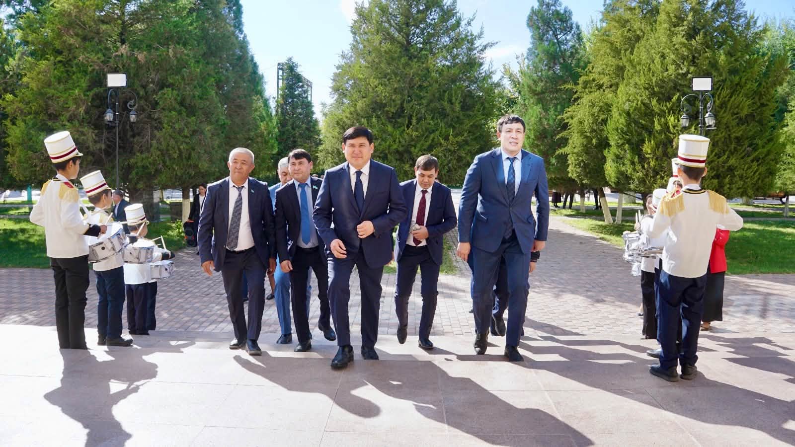 ЗАСЛУЖЕННЫМ ПЕДАГОГАМ ОКАЗАЛИ ПОЧЕСТИ