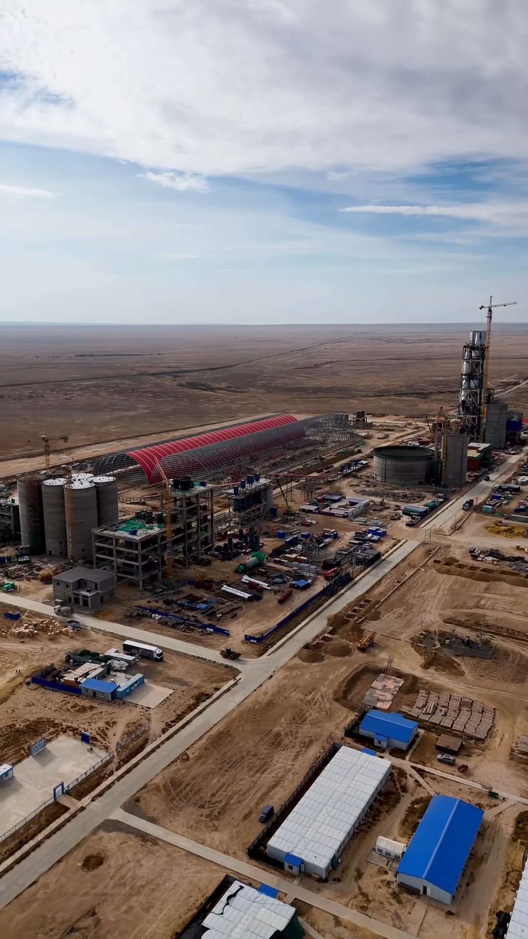 Шөлді аймақтағы ірі өндірістік зауыттың құрылыс алаңы.