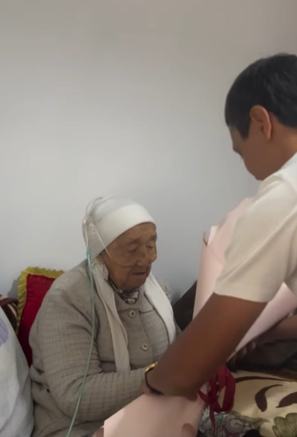 1 октября – в честь Дня пожилых людей, 100-летний житель Рахатского сельского округа,  посетили нашу уважаемую бабушку и вручили ей праздничные поздравления.
