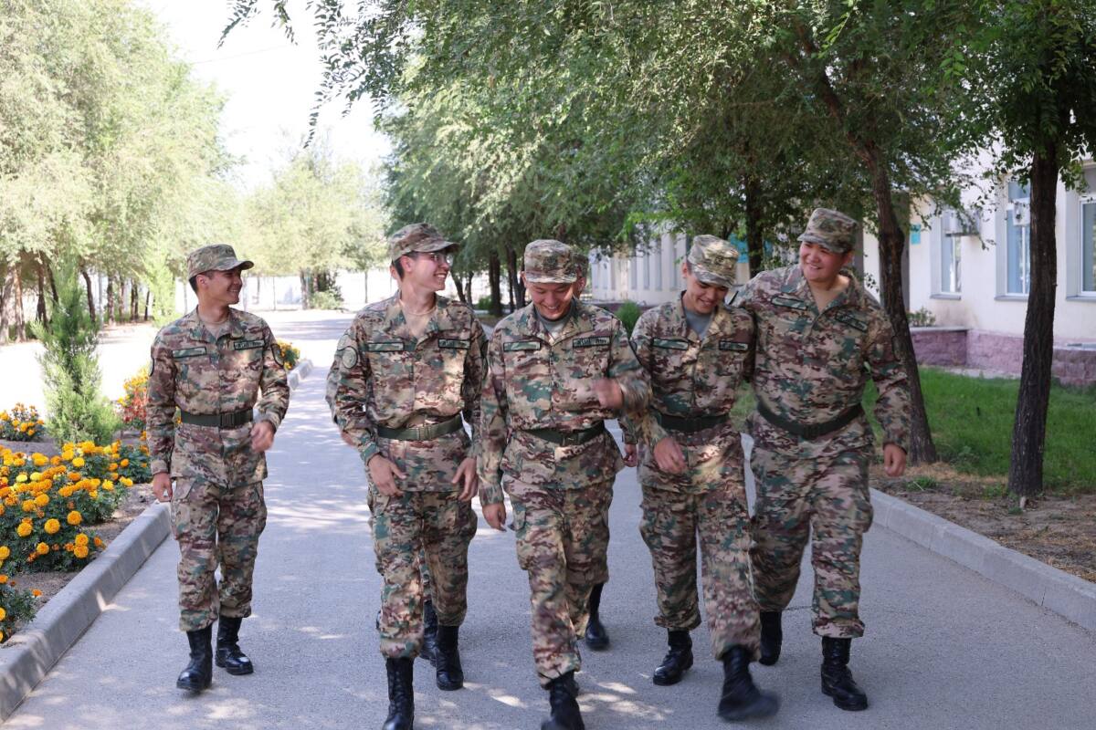 Камуфляж киген бес әскер жол бойы күлімсіреп жүр.