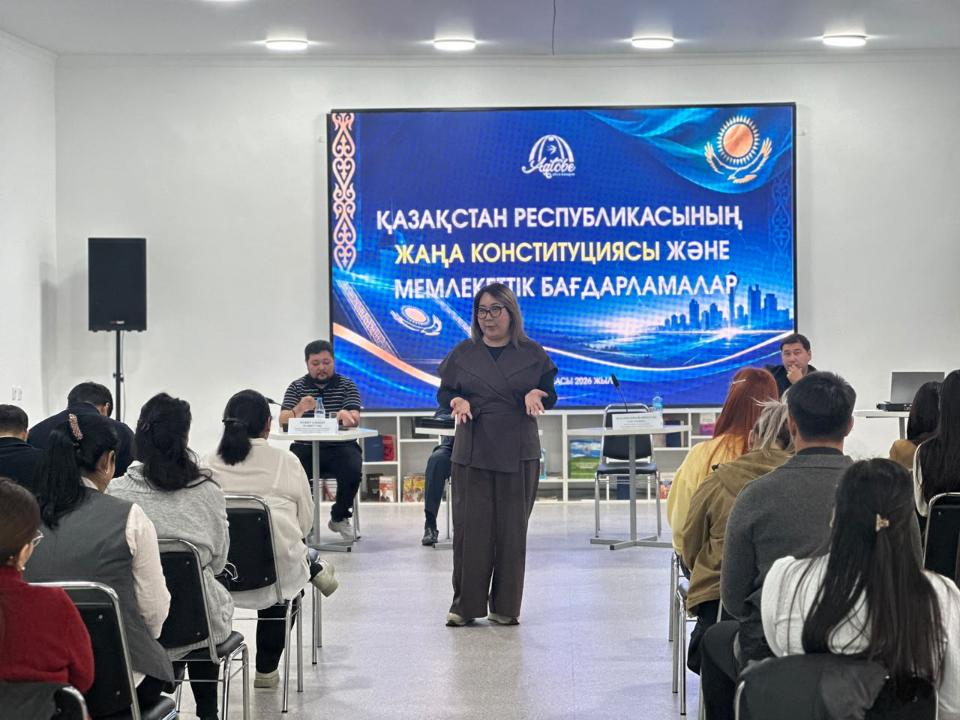 Қазақстан Республикасының жаңа Конституциясы мен мемлекеттік бағдарламалары туралы семинарда сөйлеп тұрған спикер.