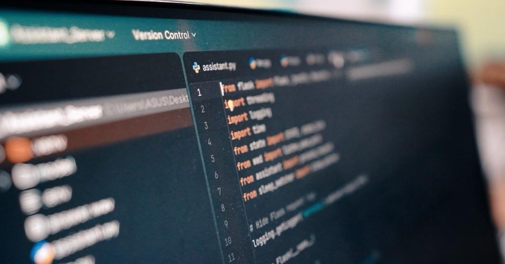 Компьютер экранындағы Python бағдарламалау тілінде жазылған код жолдары.