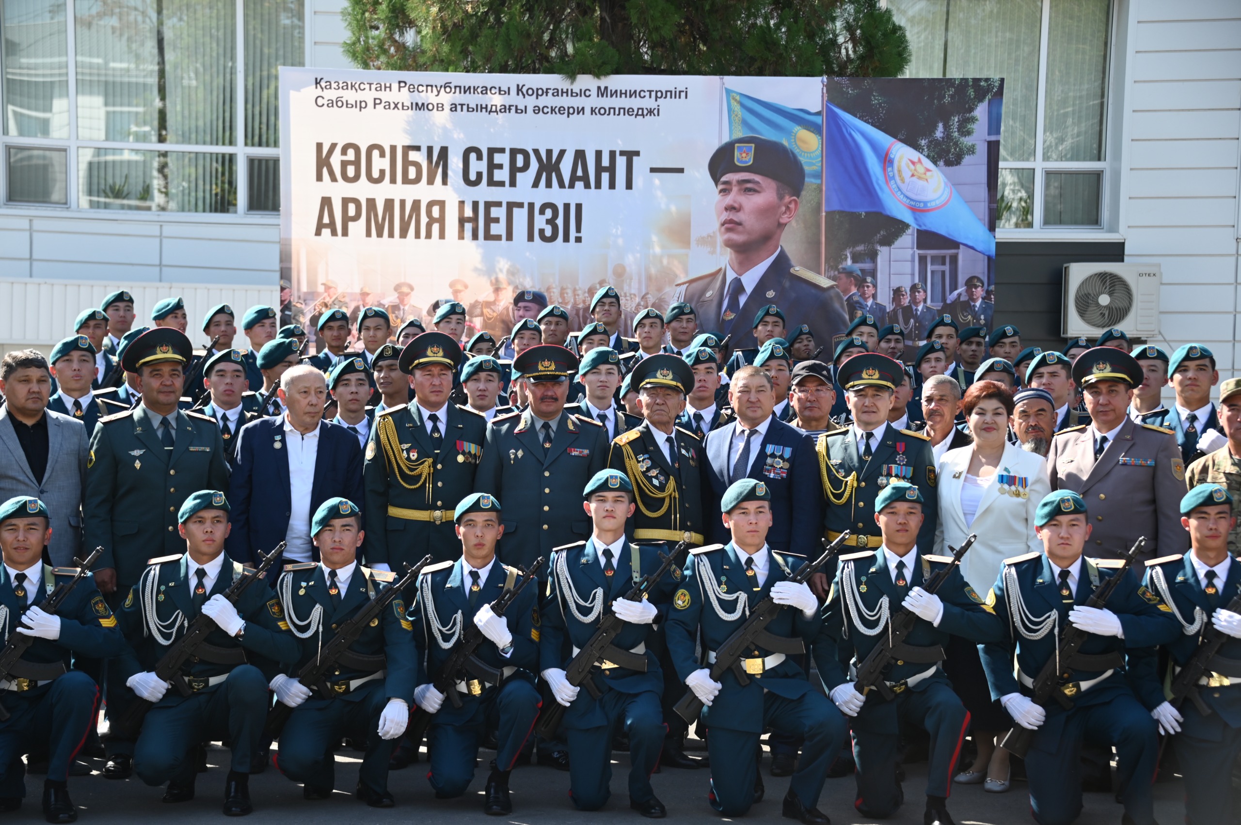 ШЫМКЕНТТЕГІ САБЫР РАХЫМОВ АТЫНДАҒЫ ӘСКЕРИ КОЛЛЕДЖДЕ АЛҒАШ РЕТ ӘСКЕРИ АНТ ҚАБЫЛДАУ РӘСІМІ ӨТТІ