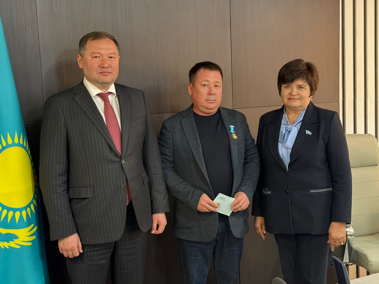 Rufat Bazyrbekovich Zhuvanyzhbayev, a deputy of the 8th convocation of the Altai District Maslihat, has been awarded the jubilee medal "30 Years of Kazakhstan Maslihats".