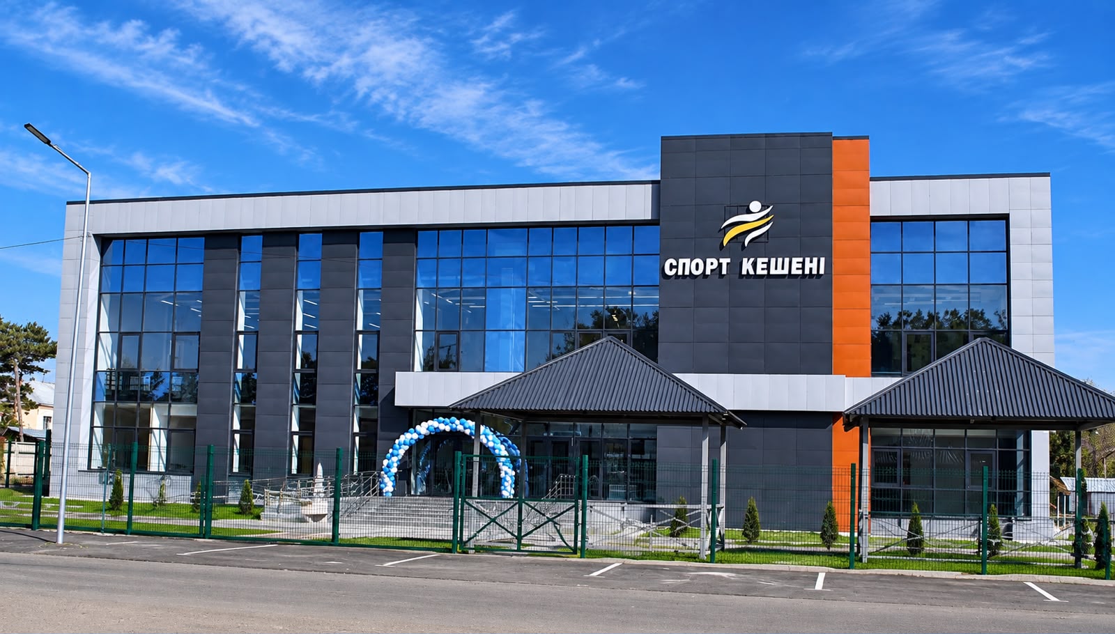 Жетісуда халықты спорт инфрақұрылымымен қамту деңгейі 70,5%-ға жетті: Алакөл ауданында жаңа спорт кешені ашылды