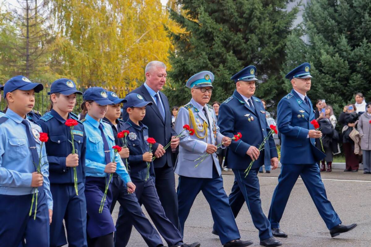 Форма киген әскерилер мен оқушылардың қолында гүлмен салтанатты жүрісі.