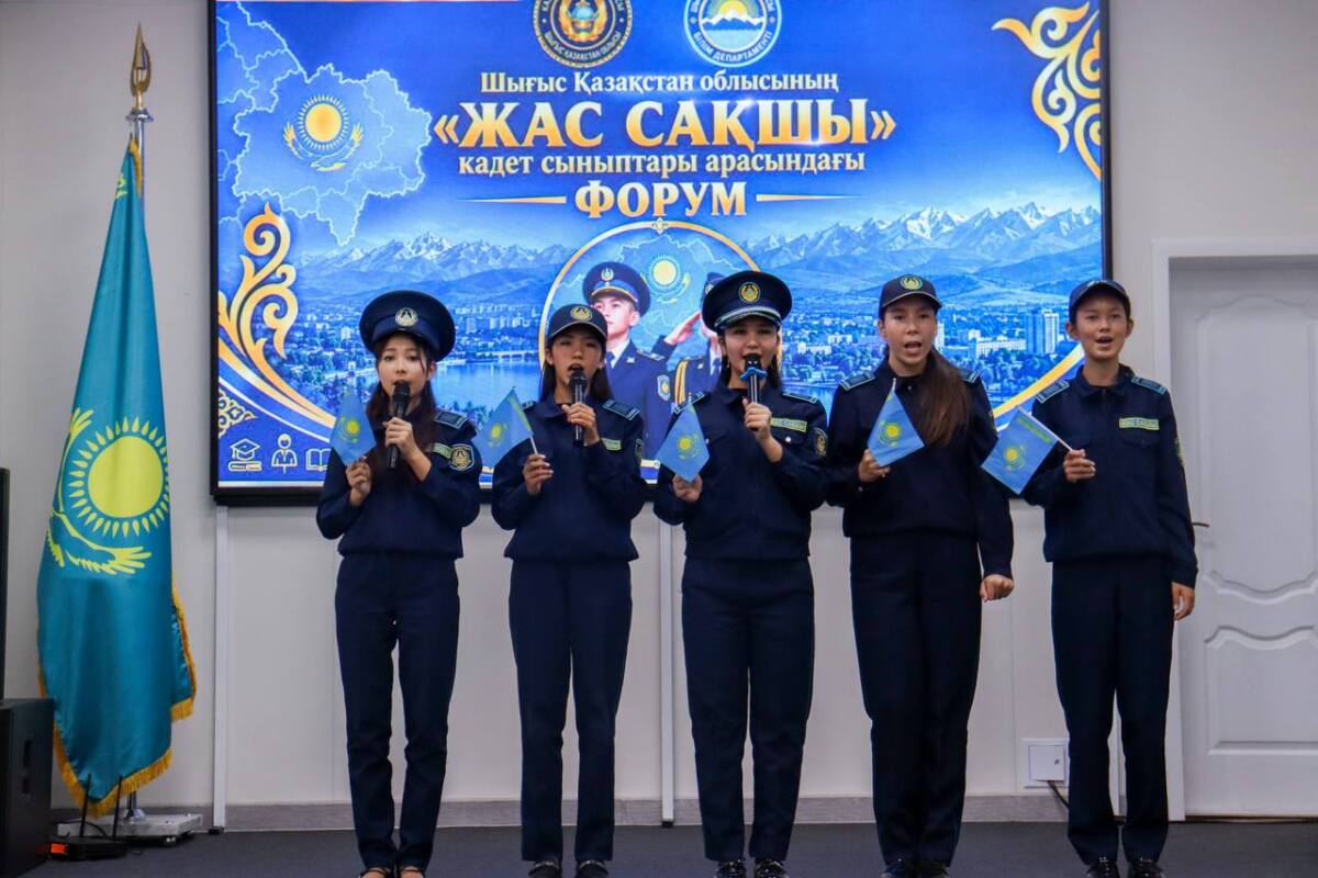 «Жас сақшы» форумына қатысқан кадет қыздар.