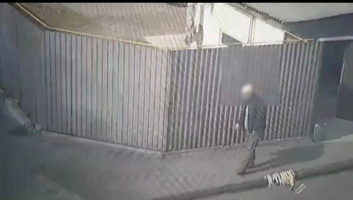 Талдықорған қаласында полицияның Жедел басқару орталығының бейнебақылау камералары қоғамдық орынды ластаудың кезекті дерегін тіркеді. 43 жастағы жергілікті тұрғын тазалық пен тәртіптің қарапайым талаптарын елемей, темекі тұқылын жерге тастаған.