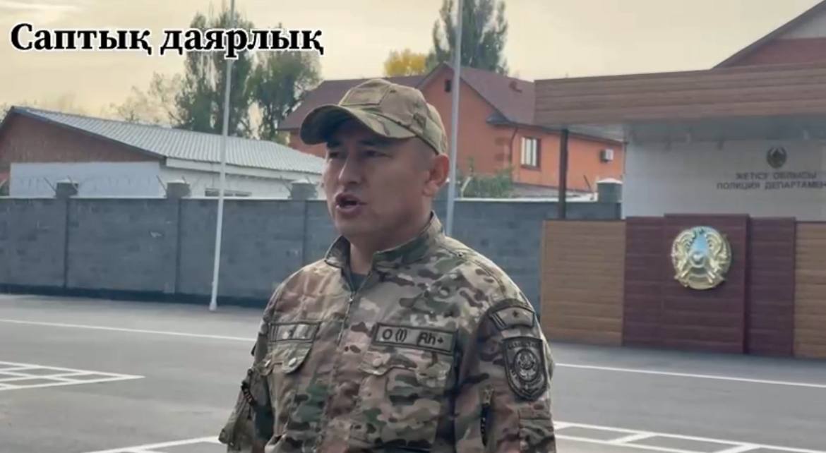 Жетісу облысы Полиция департаментінде әр дүйсенбі сайын жеке құраммен саптық даярлық сабақтары өткізіледі. Оның мақсаты – қызметтік тәртіпті нығайту, саптық машықтарды жетілдіру және қызметкерлердің патриоттық рухын арттыру.